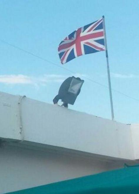 Bandiera inglese in spiaggia «E adesso una raccolta firme»