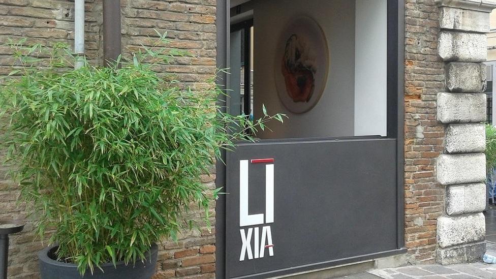 Cerca di entrare al ristorante cinese, ma viene arrestato