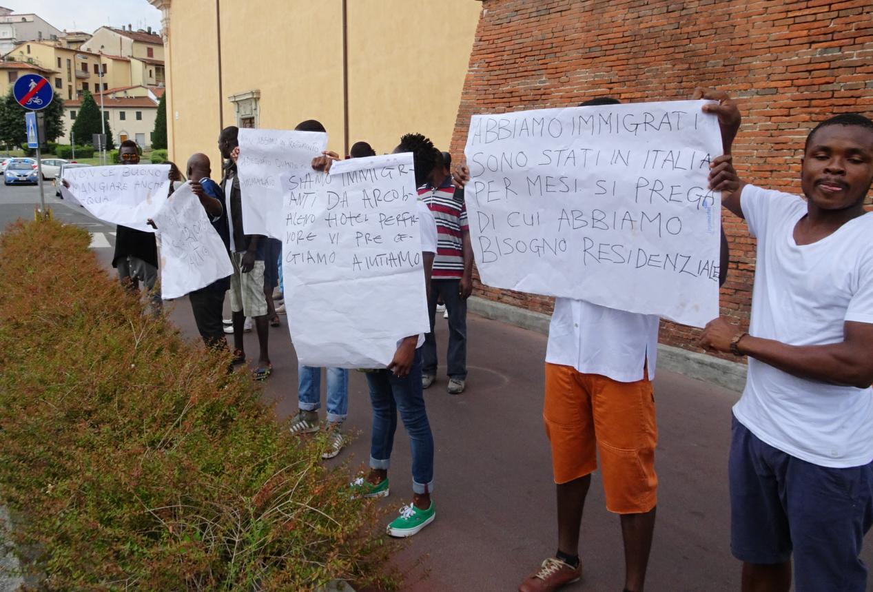 La protesta dei migranti ospitati a Sammommè (foto Gori)