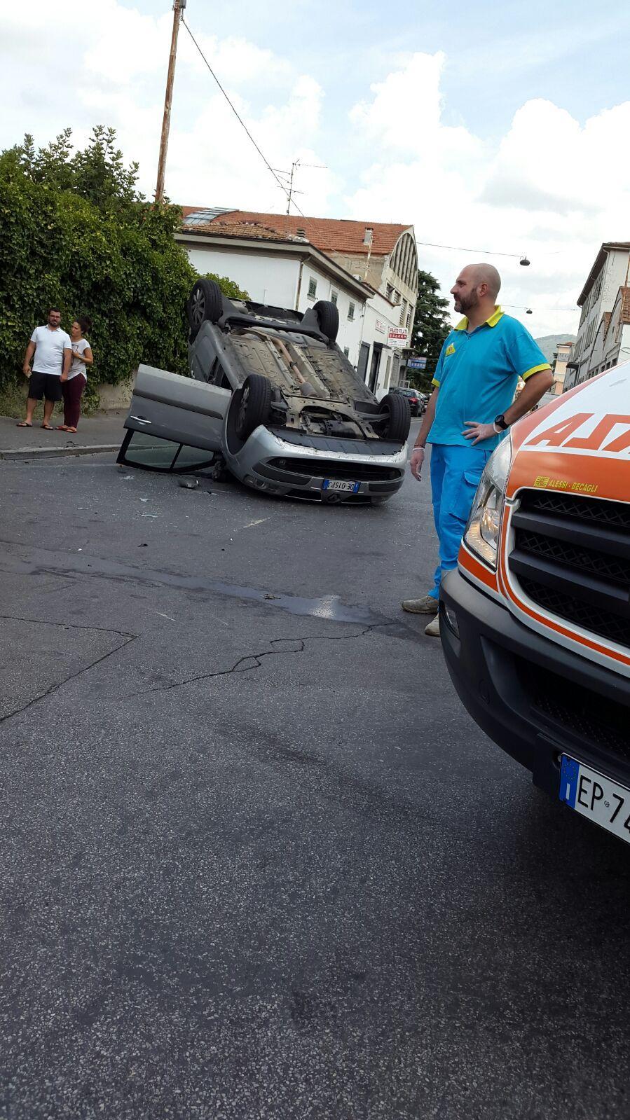 L'auto ribaltata in via Zipoli