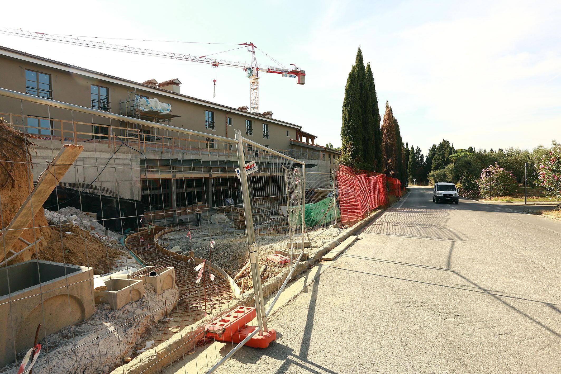 Il cantiere per la realizzazione del nuovo albergo (foto agenzia Sestini)