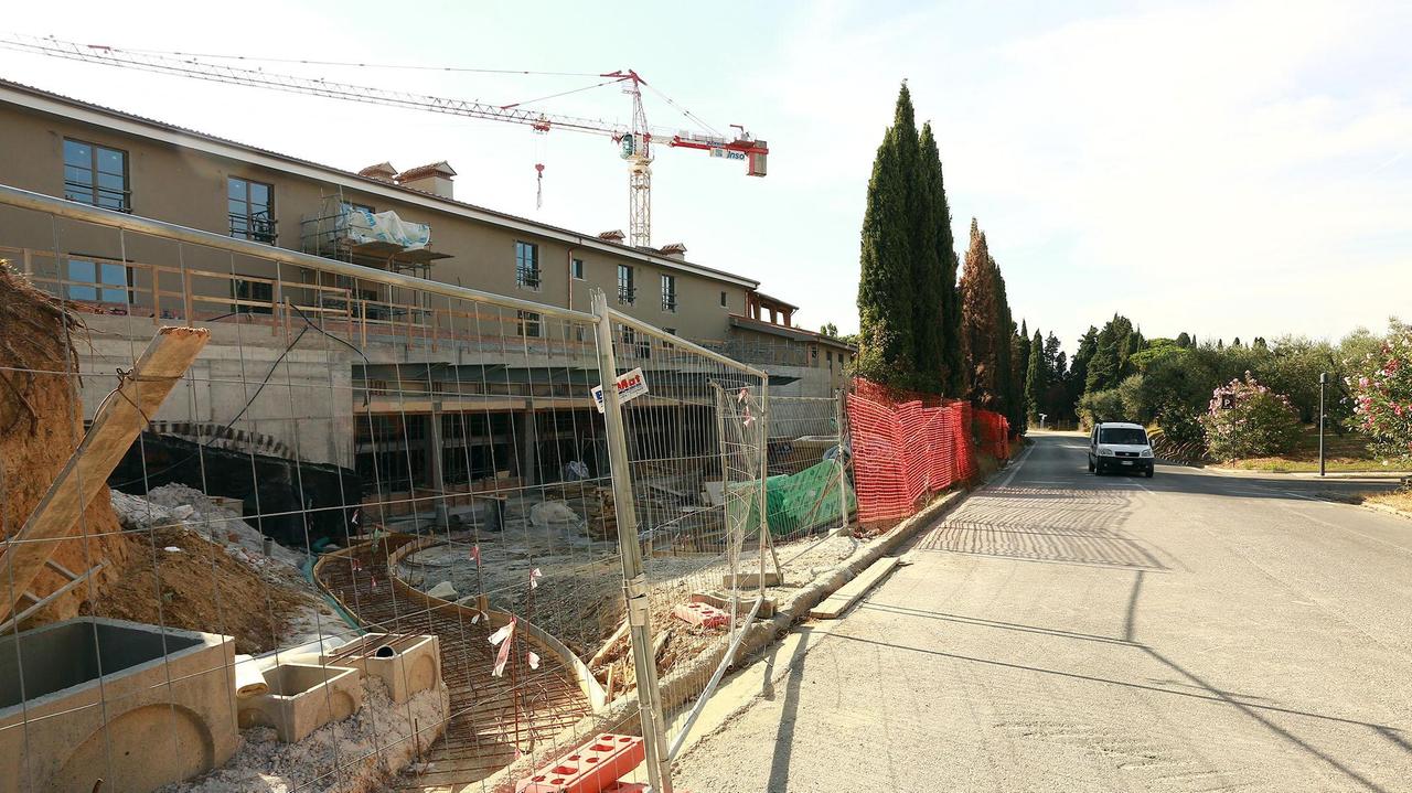 Il cantiere per la realizzazione del nuovo albergo (foto agenzia Sestini)