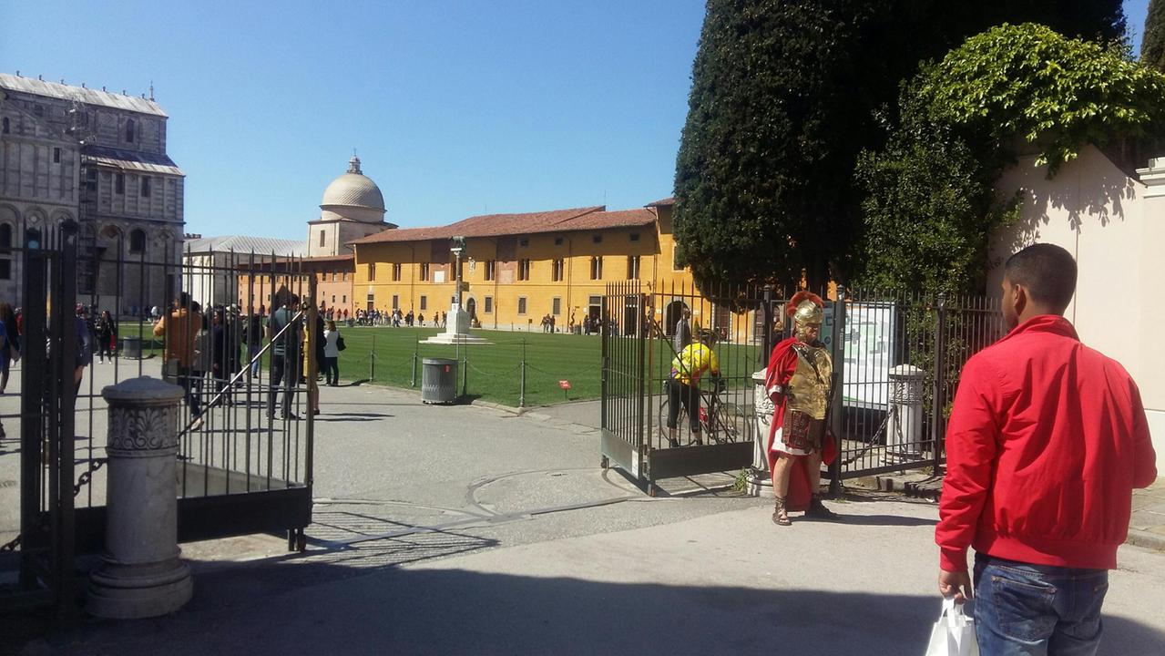 I centurioni "migrano" sotto la Torre: scattano le multe dei vigili