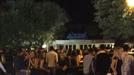 Giovani in un locale