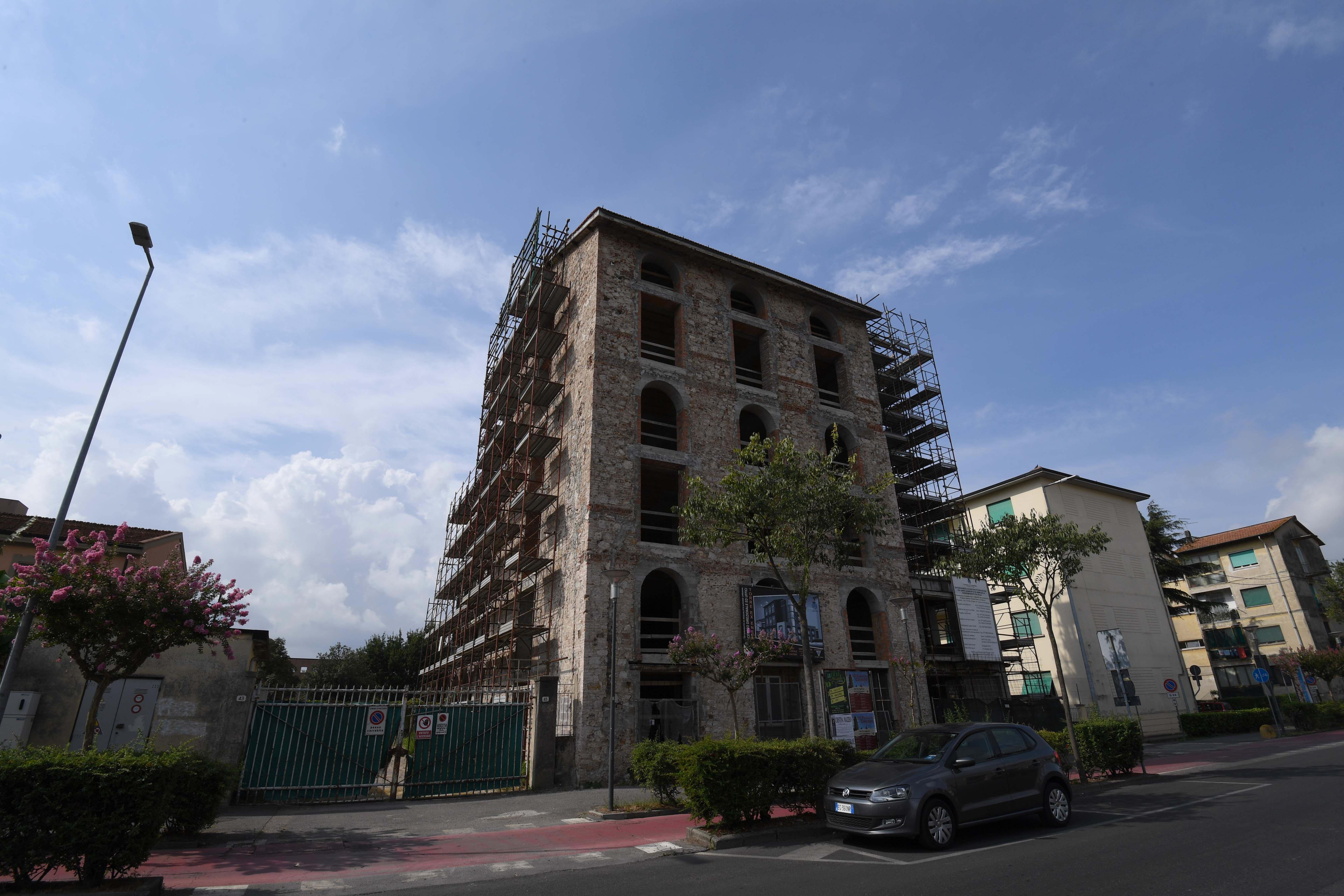 L'edificio in via Pisana i cui lavori dovrebbero ripsartire a settembre (Foto Franco Silvi)