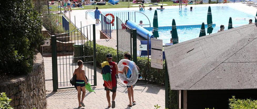 Turiti nella piscina del camping Barco Reale a Lamporecchio (Foto Nucci)