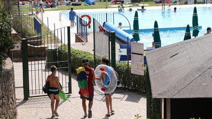 Turiti nella piscina del camping Barco Reale a Lamporecchio (Foto Nucci)