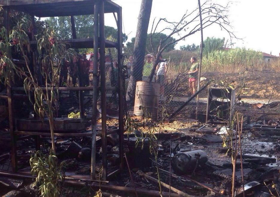 Distrutto dal fuoco un capanno agricolo con attrezzi