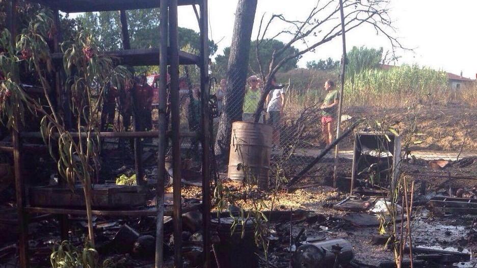 Distrutto dal fuoco un capanno agricolo con attrezzi