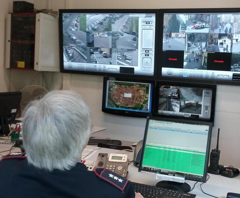 Troppi rifiuti lasciati nei boschi ora arrivano le telecamere 