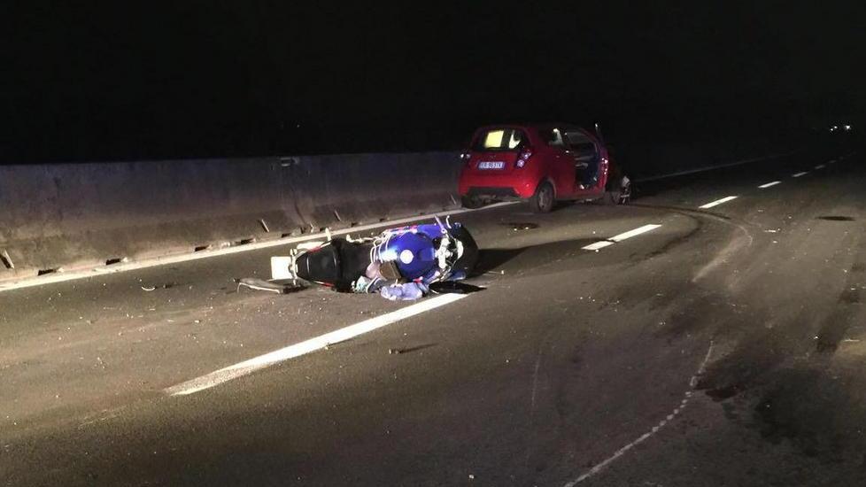 «La moto sbucata dal buio, poi la frenata per evitarla»