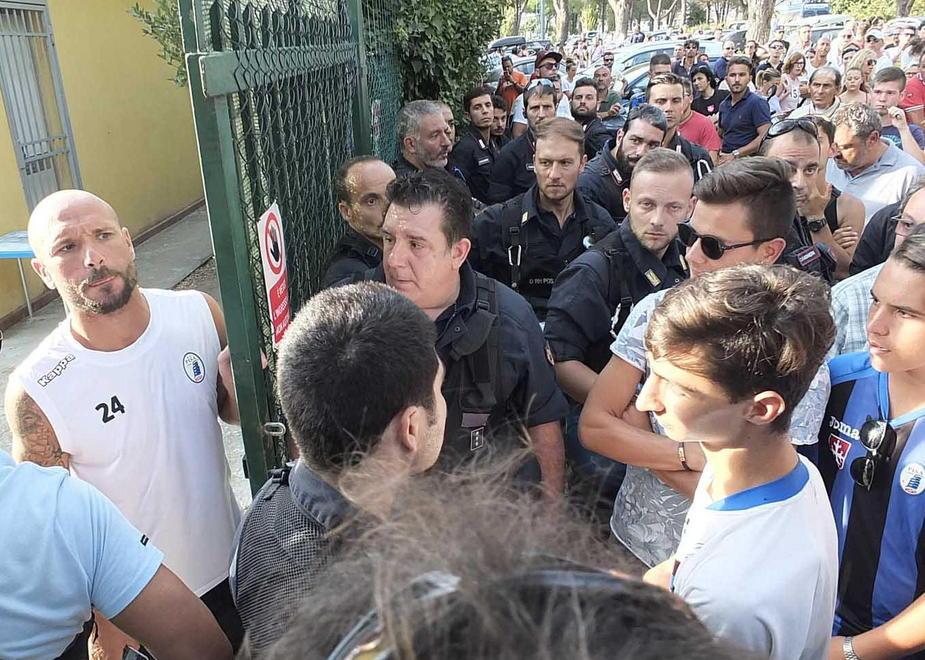 Ammutinamento, salta il ritiro forzato 