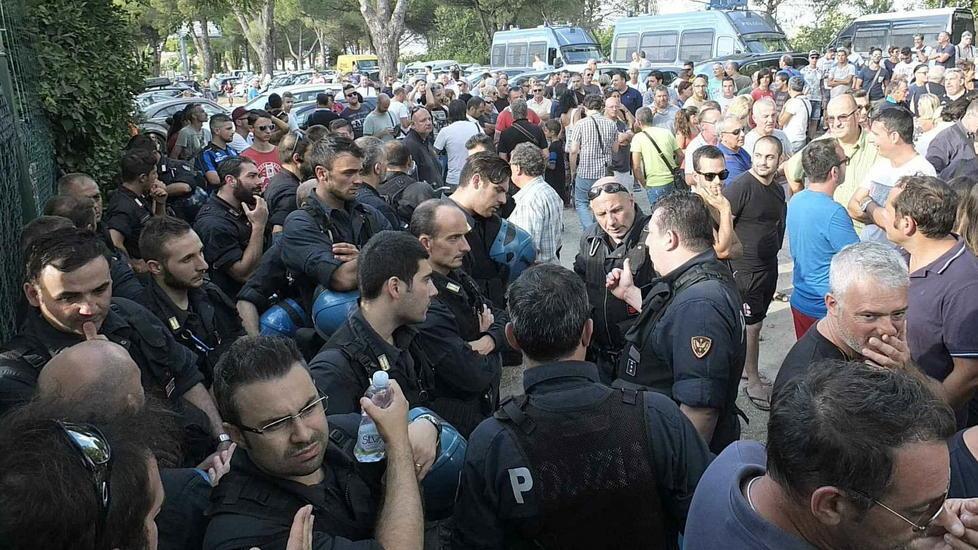 Un’altra giornata di fuoco però la trattativa va avanti