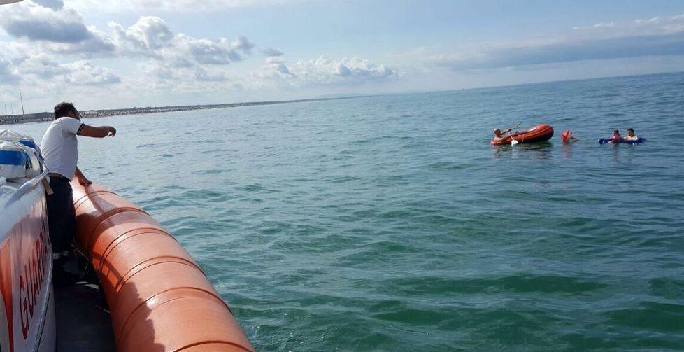 Si ribaltano con il canotto salvati padre e due bimbi 