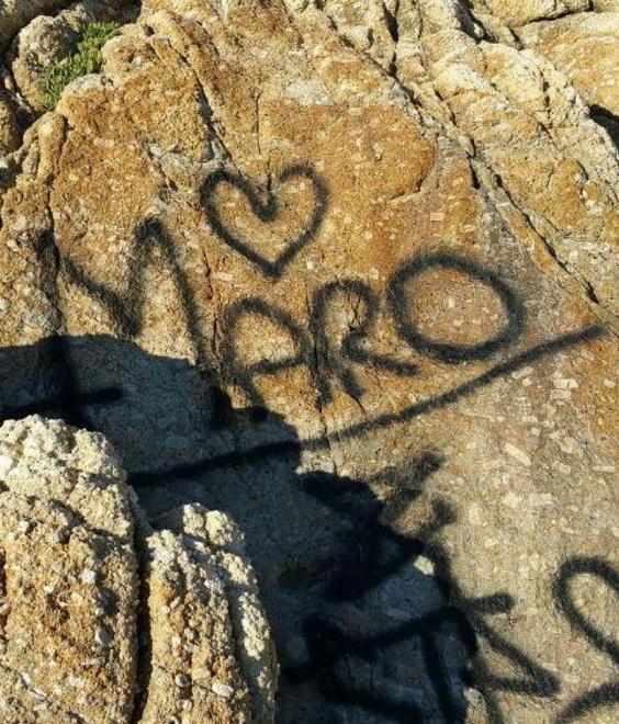 Imbrattati con lo spray gli scogli di Istia 