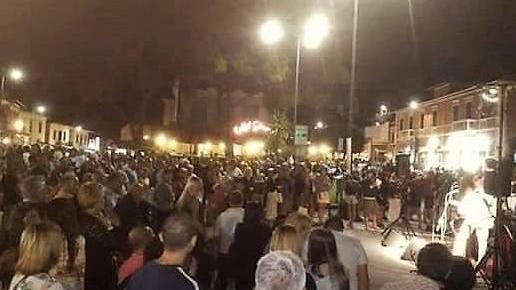 Musica in piazza, negozianti uniti