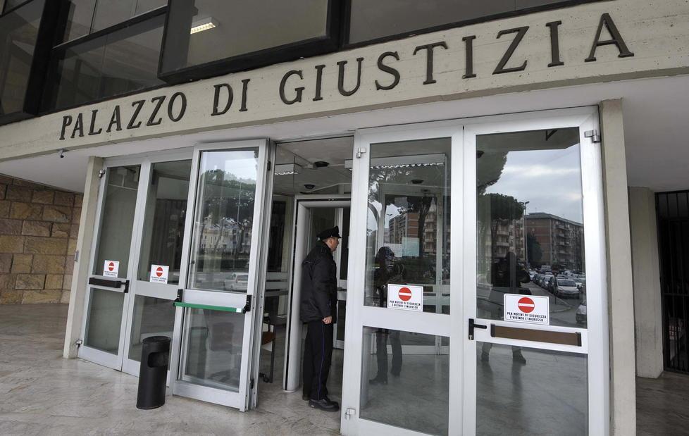 Condannato per le molestie ai vicini di casa 