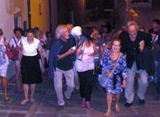 Visita guidata del centro tra turisti e massesi doc