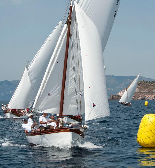 La vela latina si sdoppia tra Alghero e Sant’Antioco 