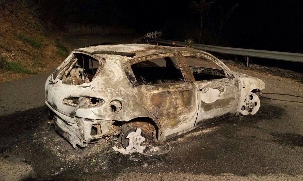 Bruciata a Ovodda Alfa rubata in città
