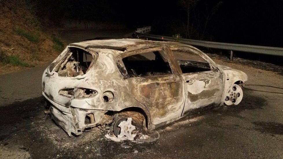 Bruciata a Ovodda Alfa rubata in città