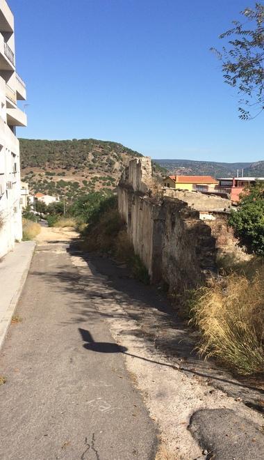Una discarica abusiva per inerti a duecento metri dal municipio