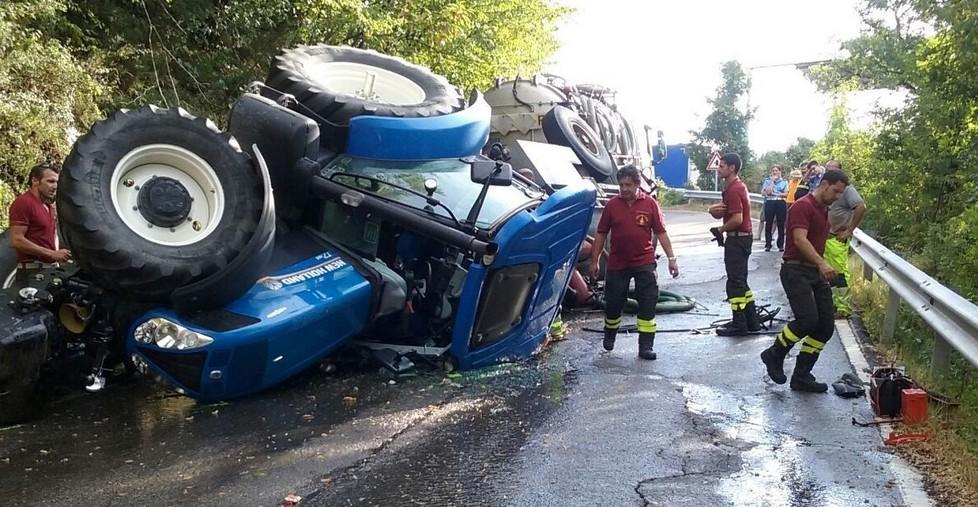 Sbaglia ad affrontare la curva e si ribalta con maxi trattore