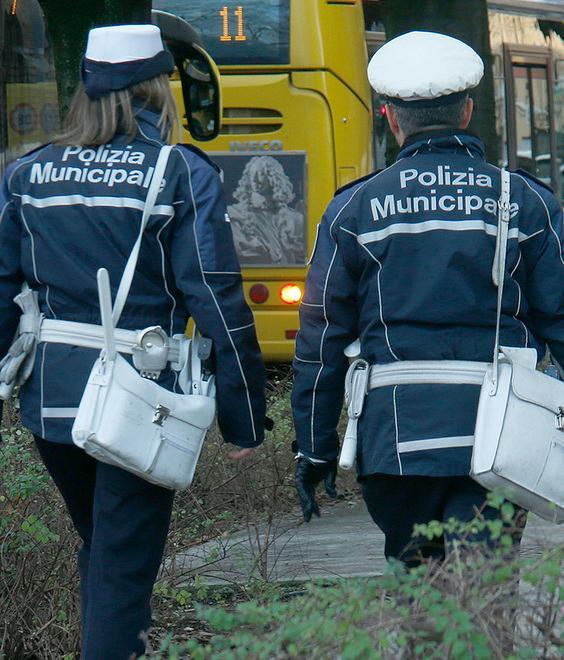 Investe cane e scappa: è omesso soccorso
