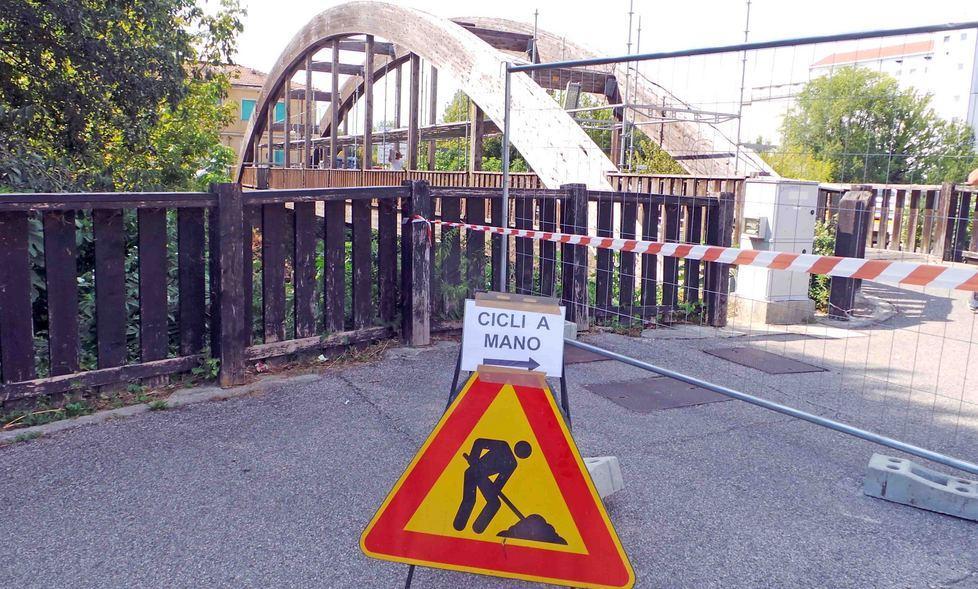 Lavori al ponte sul canale Boicelli 