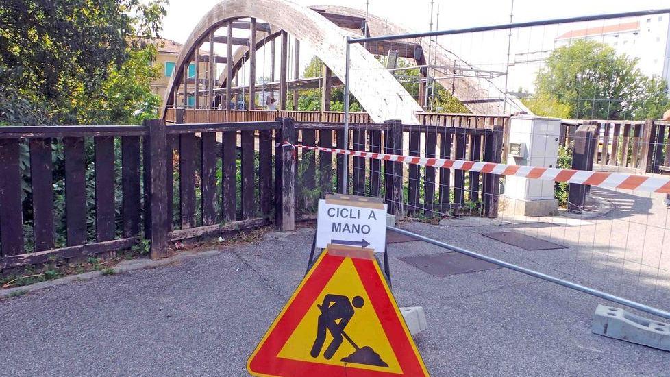 Lavori al ponte sul canale Boicelli