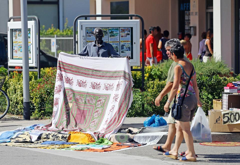 Tra ambulanti, abusivi e mercatini fai da te 