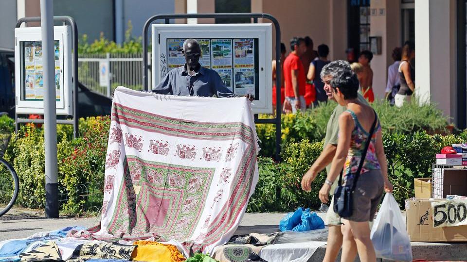 Tra ambulanti, abusivi e mercatini fai da te