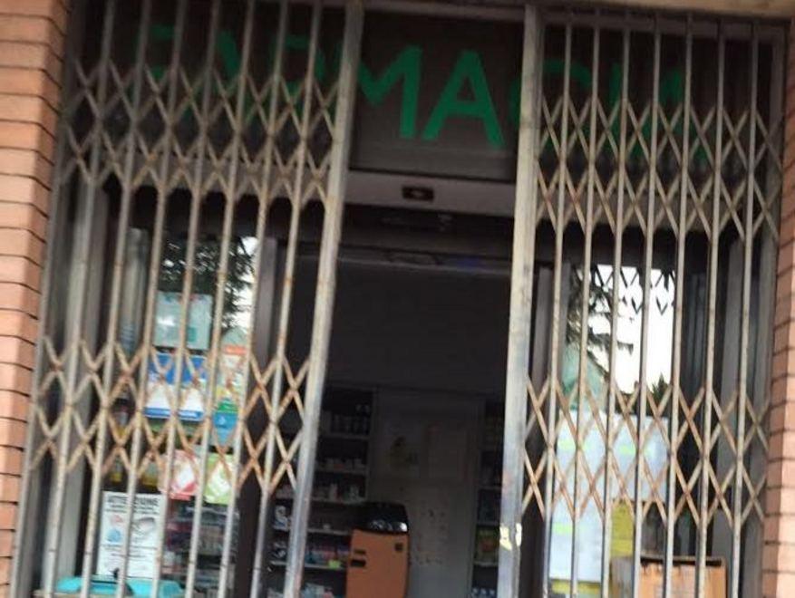 Saccheggiano la farmacia chiusa per ferie 