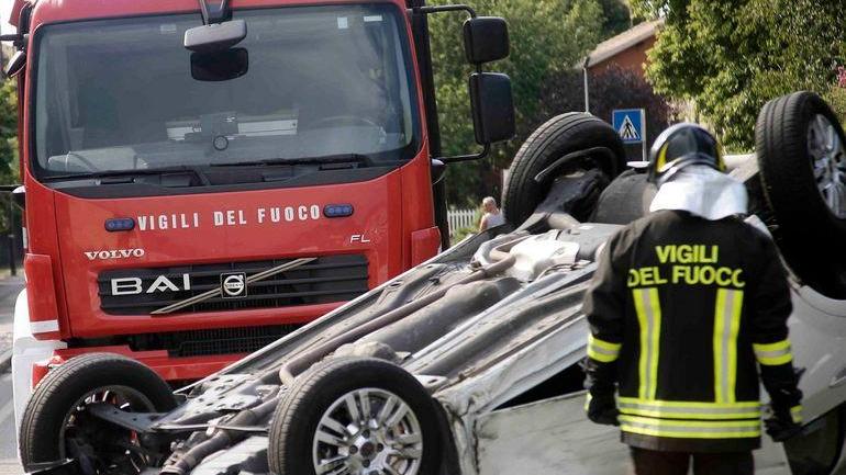 Schianto a Cella, auto si ribalta