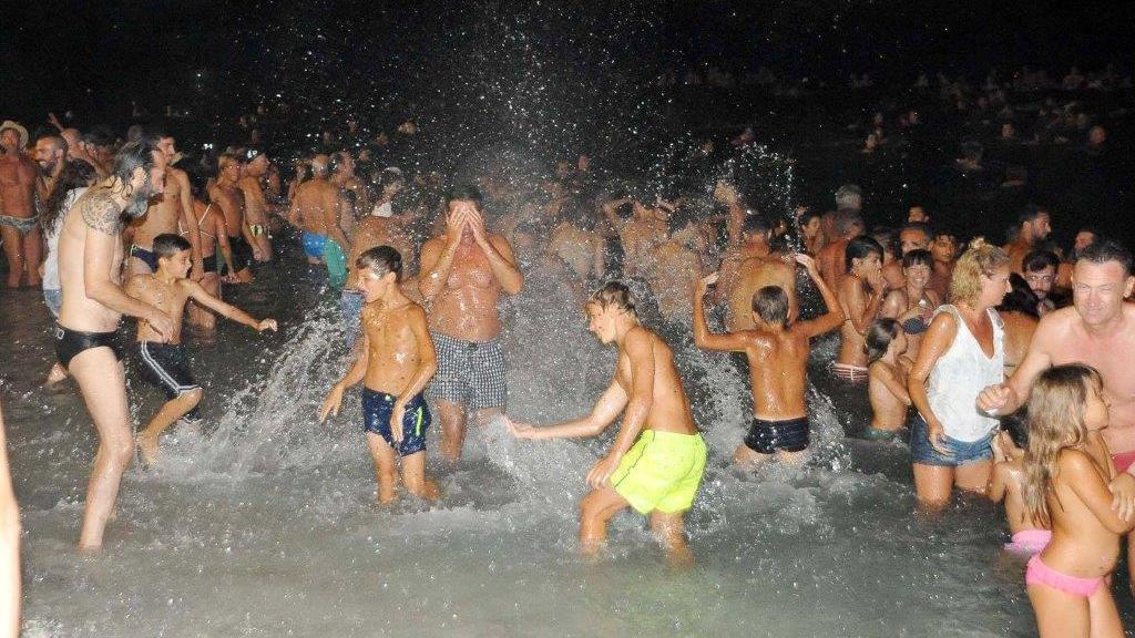 Il bagno notturno collettivo alle Ghiaie (foto di Gio' Di Stefano)