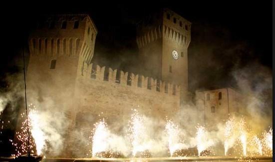 Il castello "incendiato", appuntamento clou della sagra patronale