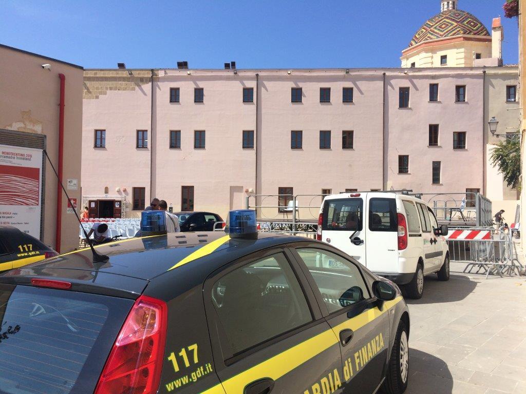 I finanzieri davanri alla sede della Fondazione Meta