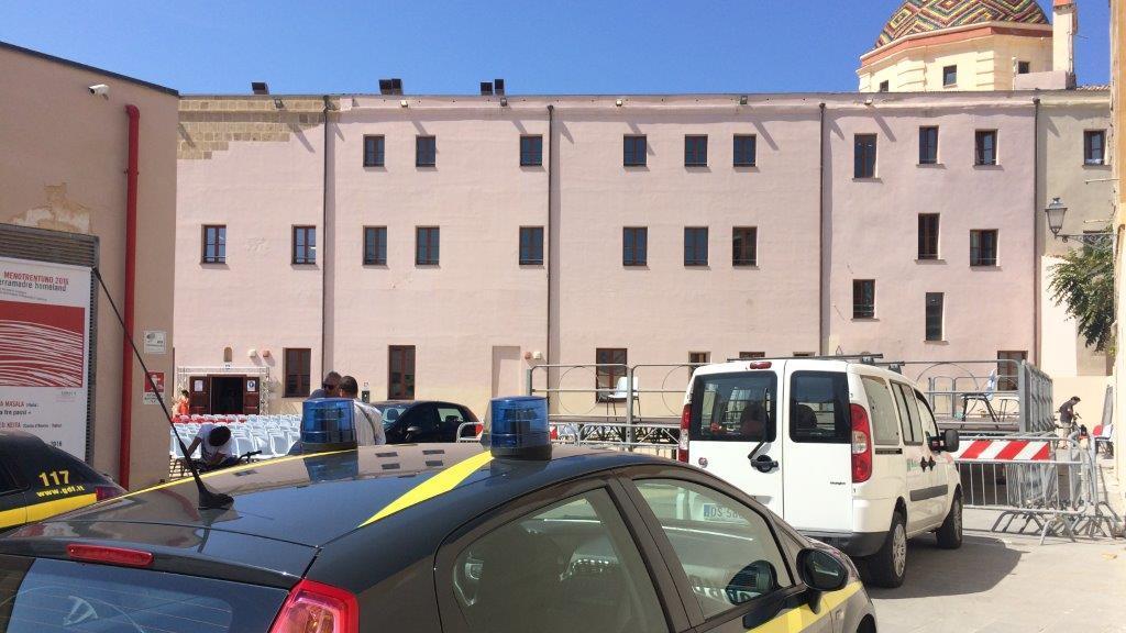 I finanzieri davanri alla sede della Fondazione Meta