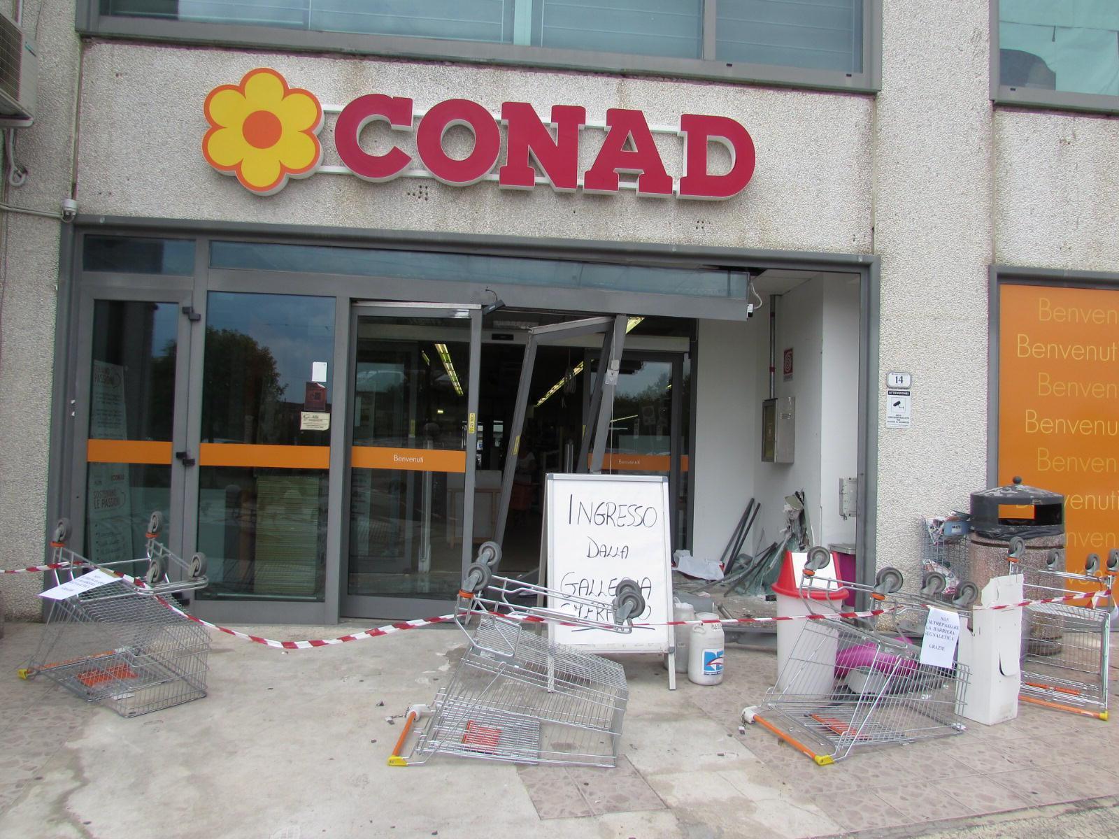 Sfondano la vetrata del Conad e portano via la cassa continua 