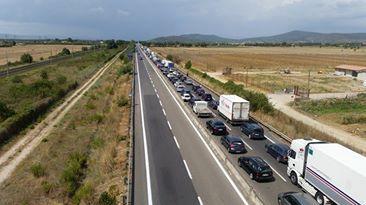 La fila delle auto sulla quattro corsie (foto inviata da Federico Rosi)