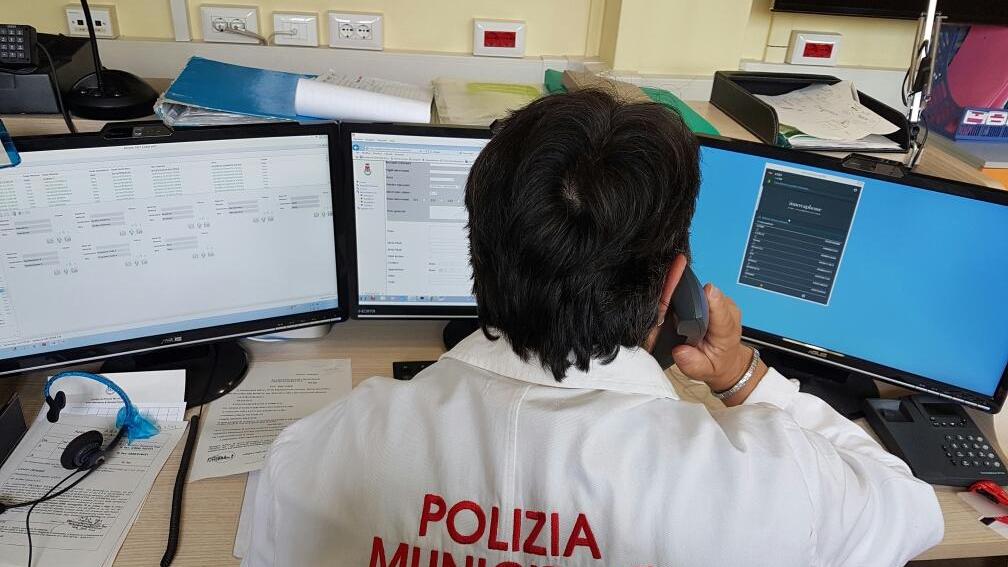 Al volante senza patente, danneggia due auto e scappa: multa di 5 mila euro