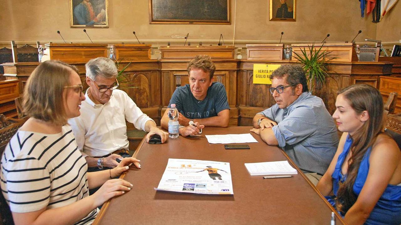 Il vicesindaco Stefano Ferrini, al centro, durante la presentazione del torneo in sala consiliare (PaBar)