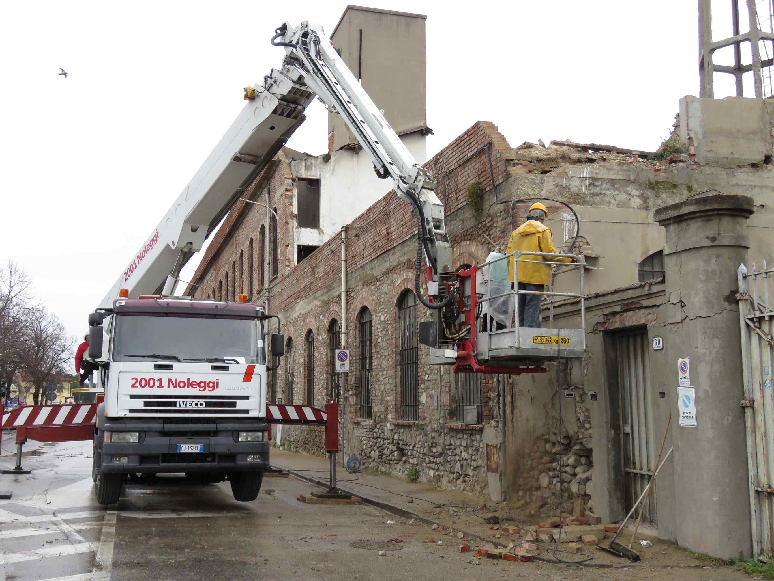 Intervento all'ex fabbrica Lucchesi per metterla in sicurezza dopo i danni subiti nella tempesta di vento
