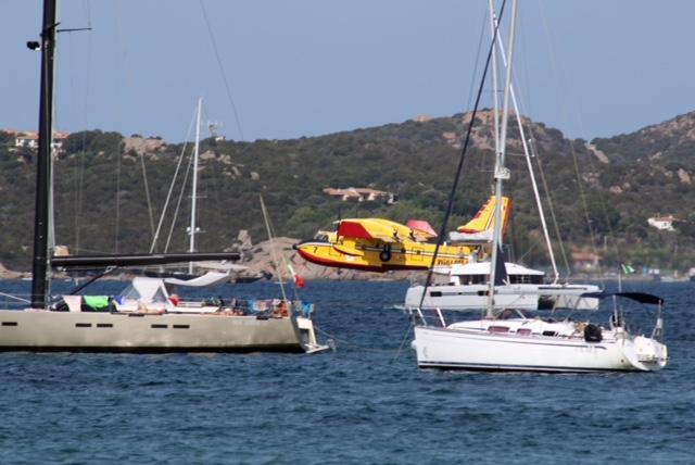 Uno dei Canadair che fa il pieno d'acqua nel golfo di Arzachena (foto Fernando Gavazzoni)