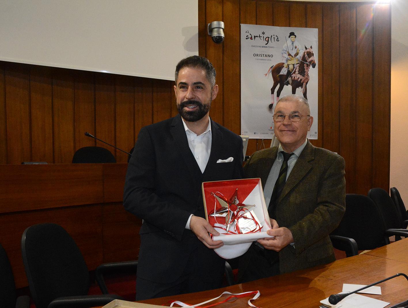 Il professo Pinna (a sinistra) con il sindaco Tendas