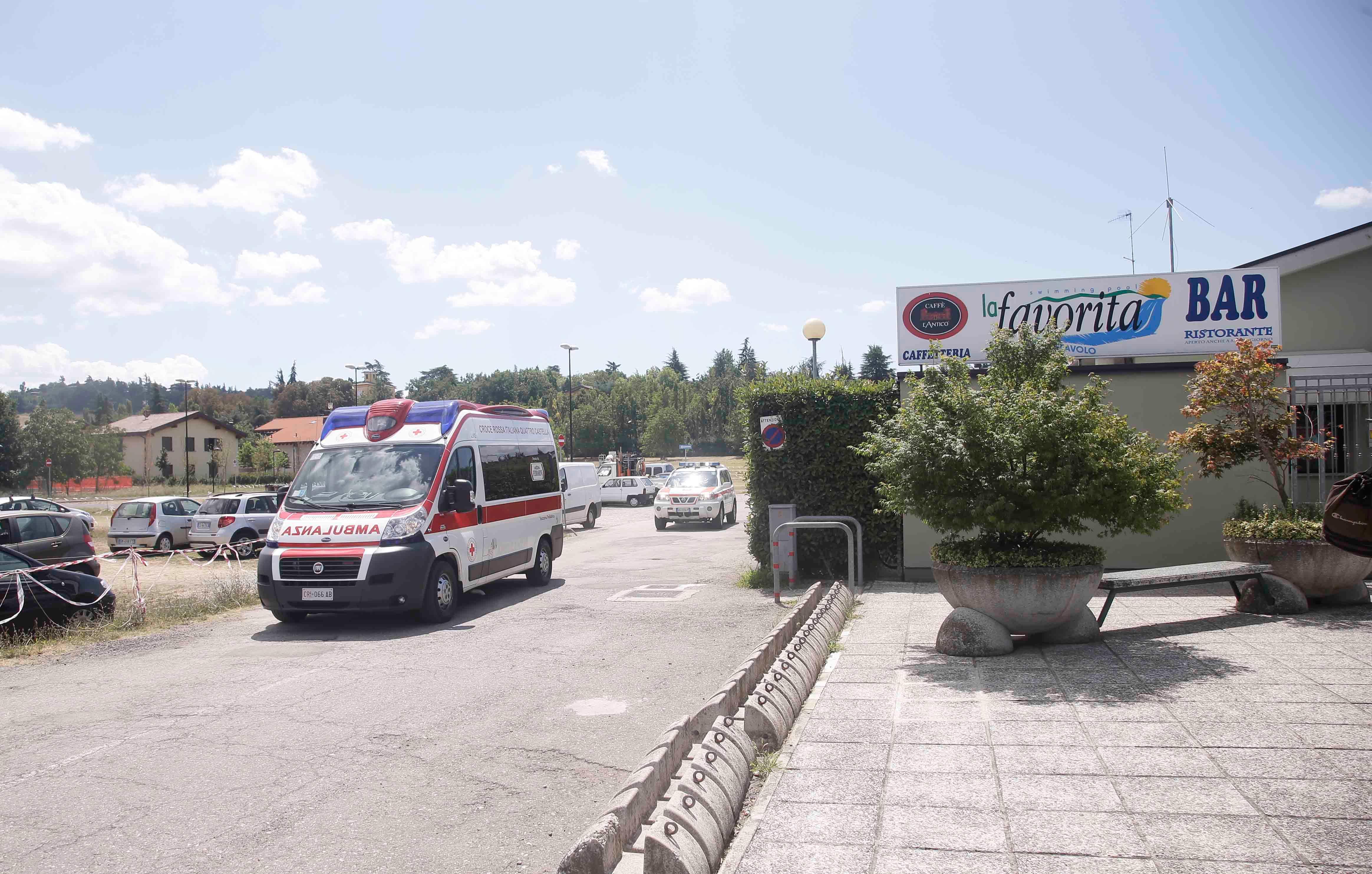 Ragazzino rischia di annegare in piscina, lo salva un bagnino