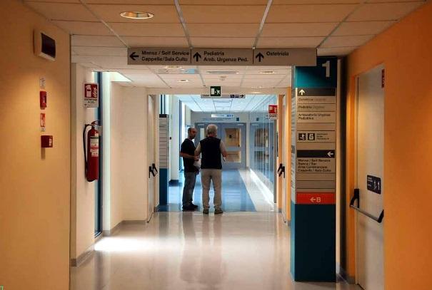 L’ingresso del reparto di ostetricia all’ospedale delle Apuane