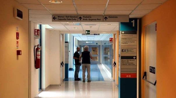 L’ingresso del reparto di ostetricia all’ospedale delle Apuane