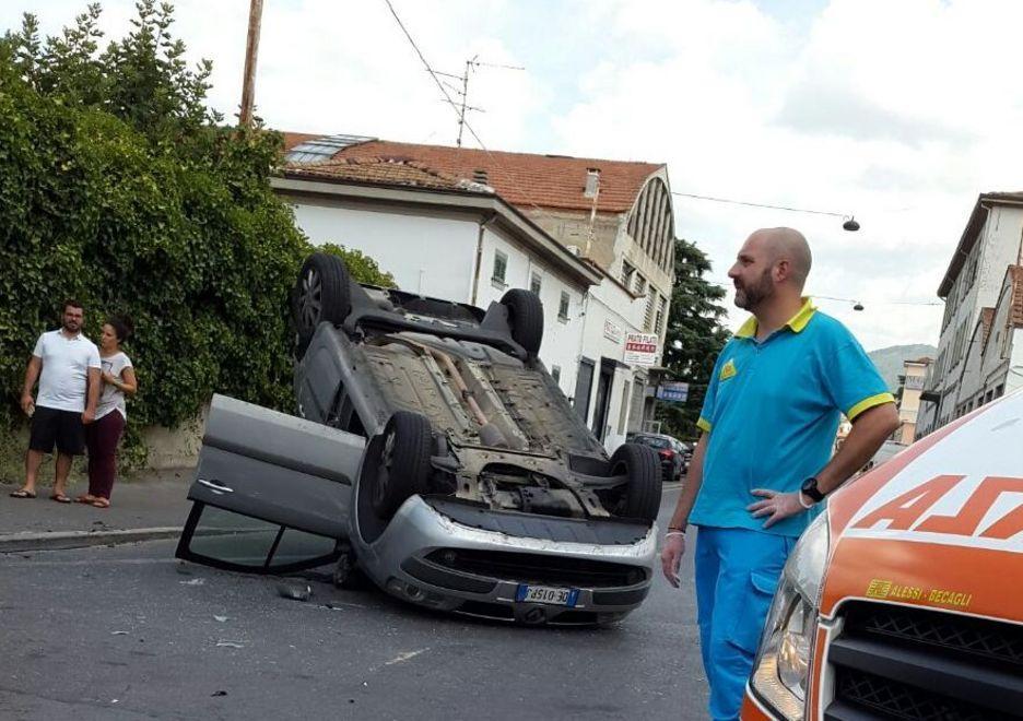 Scontro in via Zipoli: auto si ribalta, quattro feriti