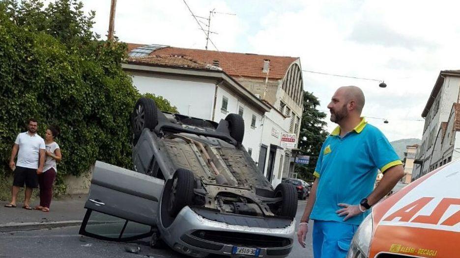 Scontro in via Zipoli: auto si ribalta, quattro feriti